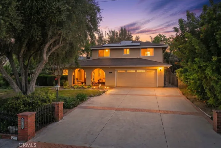 Long front driveway leading to this beautiful sanctuary