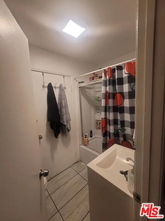 Rear Unit Bathroom