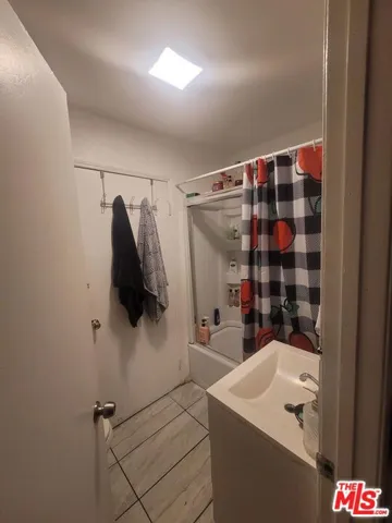 Rear Unit Bathroom