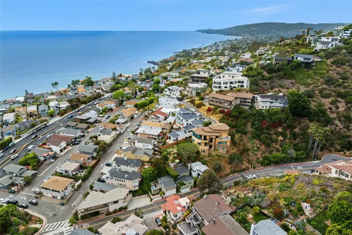 You are facing North on Coast Hwy.  Please note, this image shows two lots. Lot for sale is closest to the ocean. Fencing in front shows the lot for sale.