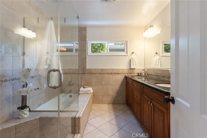 Main house, main bathroom