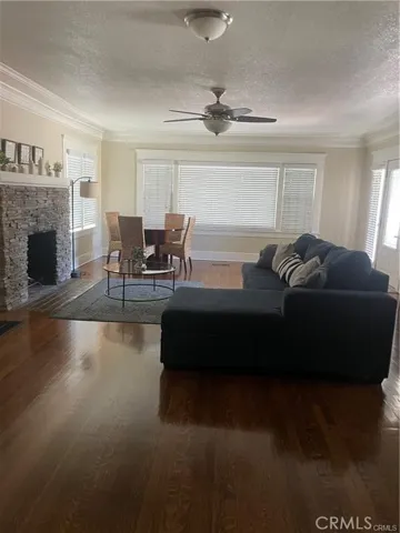 Great light and many windows with blinds.