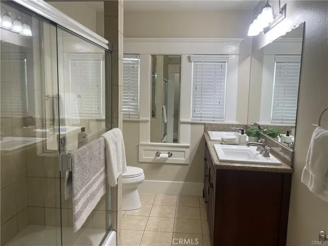 Hall bathroom with duel sinks, tub and shower.