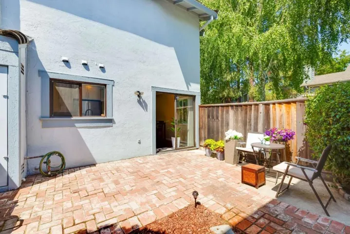  Beautiful end-unit backyard