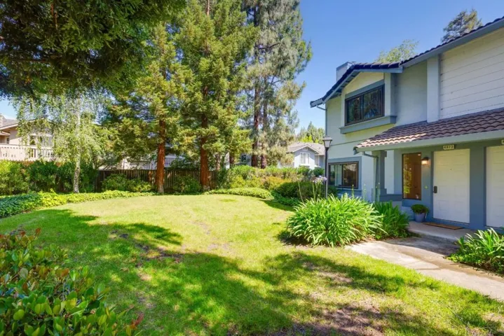 Gorgeous end unit for ultimate privacy