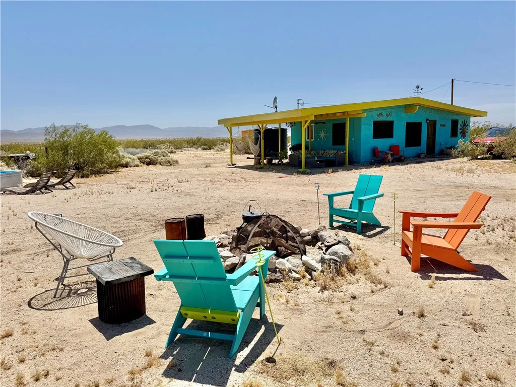 There’s a horseshoe pit, cowboy pool, spa, and fire pit all in the yard for your enjoyment.