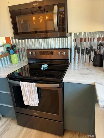 Electric stove microwave. Kitchen is fully equipped, ready to use.