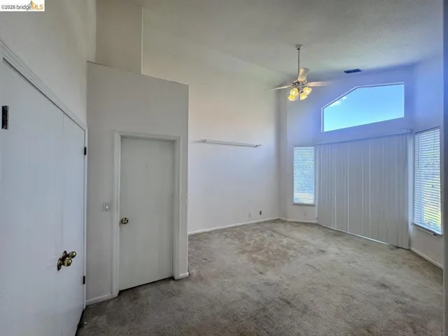 Room with vaulted ceilings and a ceiling fan light fixture