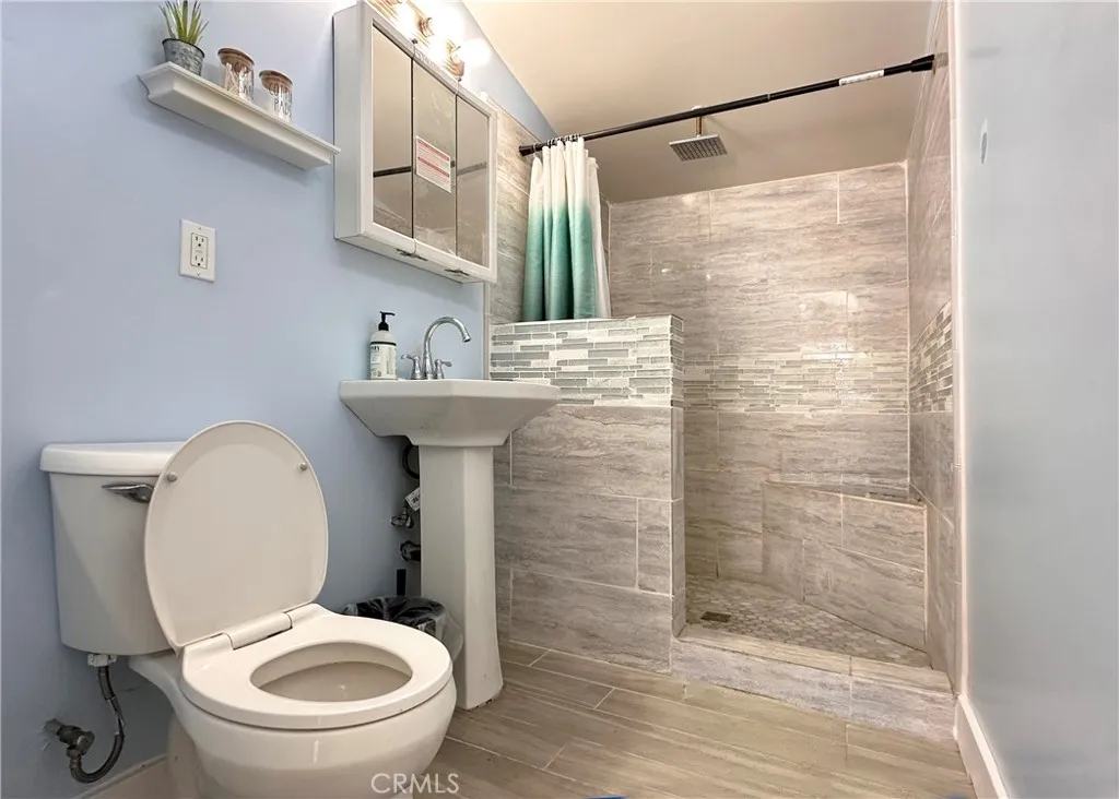 Bathroom 1 adjacent to livingroom