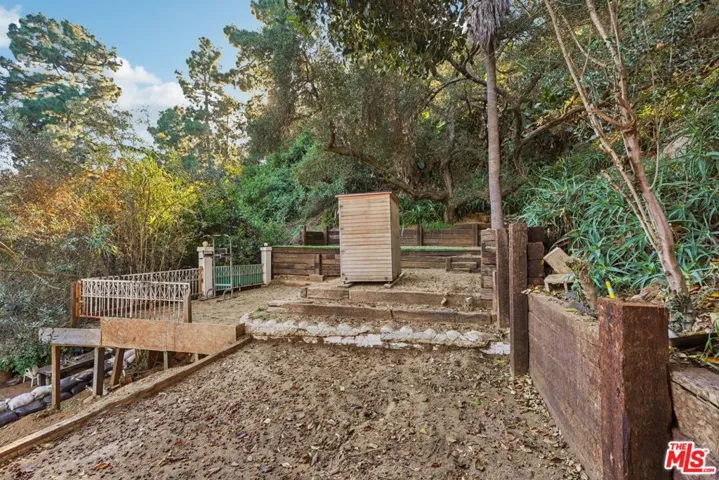 8718 Crescent Drive, Los Angeles, California 90046