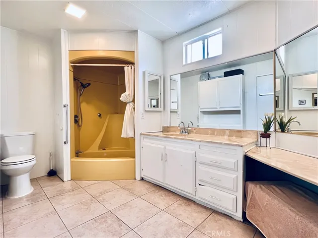 Master Bathroom - view 6