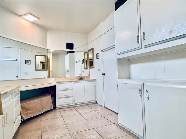 Master Bathroom - view 2