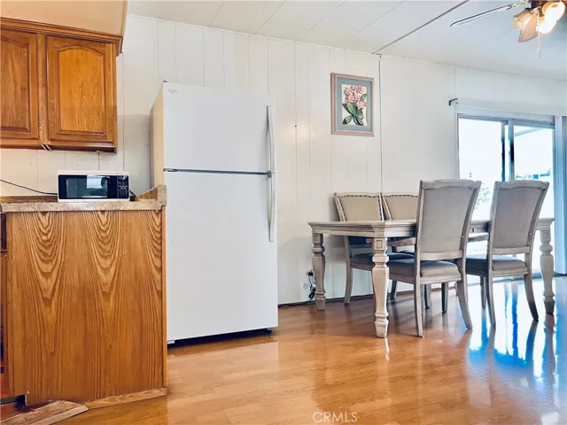 Dining area open to kitchen - view 4