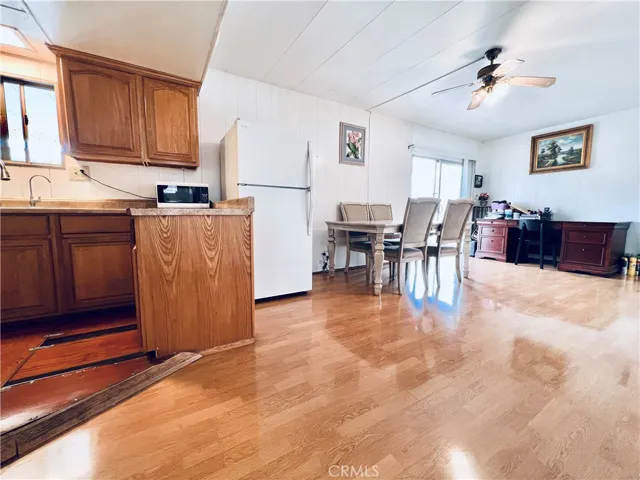 Dining area open to kitchen - view 3