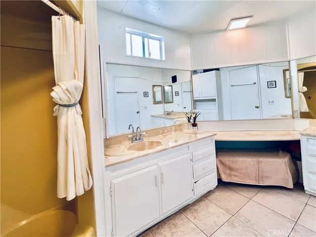 Master Bathroom - view 7