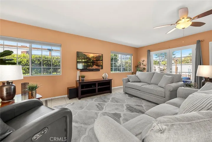 Very spacious Family room for fantastic entertainment and gatherings with great light.