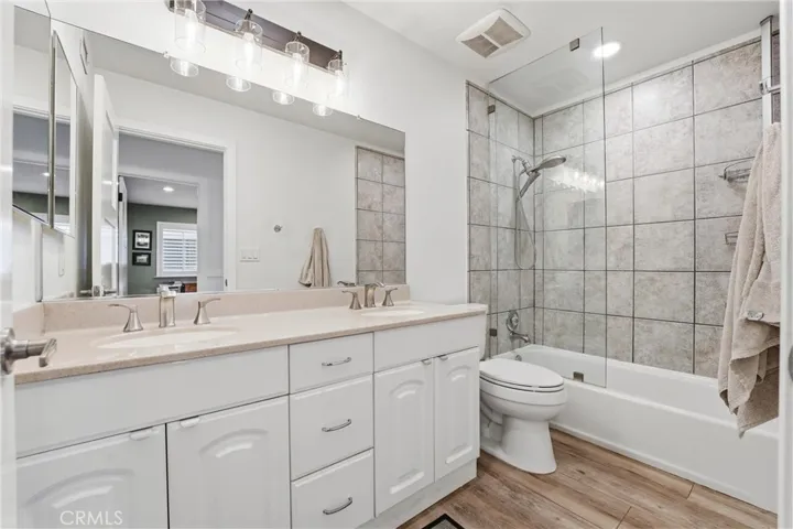 Upstairs secondary bathroom