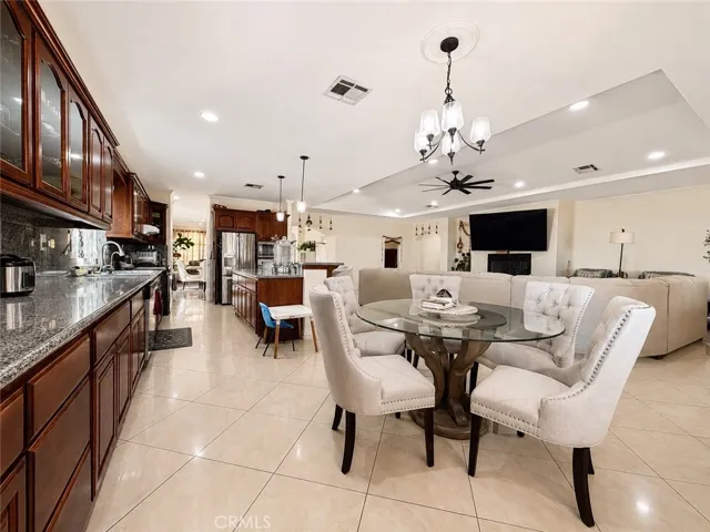 Eating nook to the side of the kitchen for casual meals