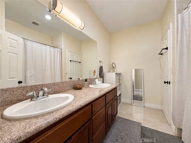 Main bathroom with double sink, tub, shower