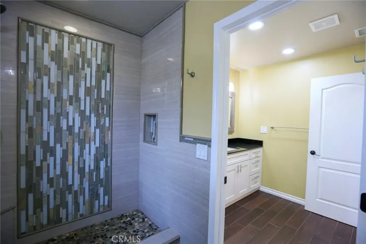 Door separation in bathroom (image 3)