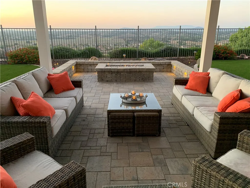 Enjoy a relaxing evening with no rear neighbors and spectacular views!
