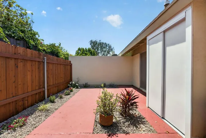 25-web-or-mls-UpmarketMedia-2273Cam-063A
