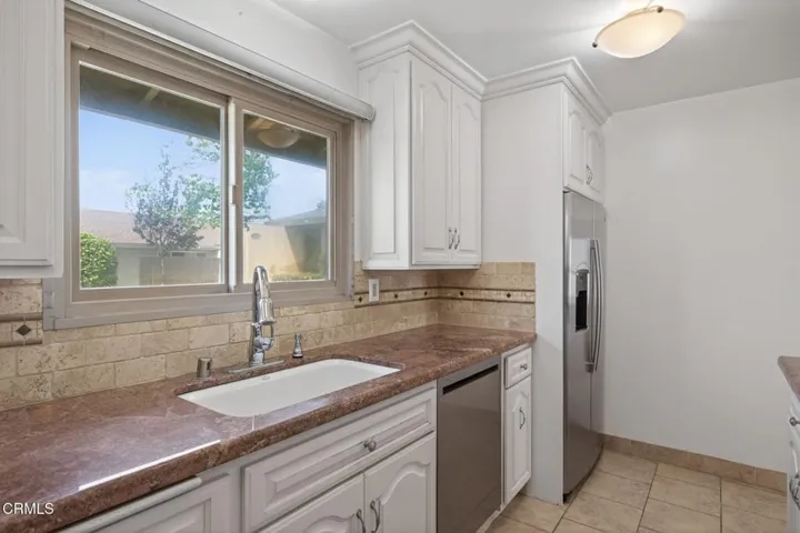 18-web-or-mls-UpmarketMedia-2273Cam-044