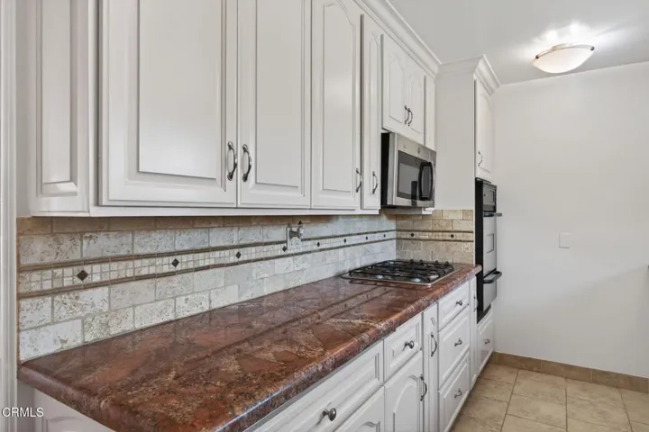 13-web-or-mls-UpmarketMedia-2273Cam-028