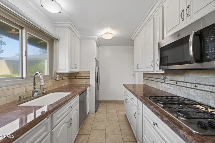 16-web-or-mls-UpmarketMedia-2273Cam-038