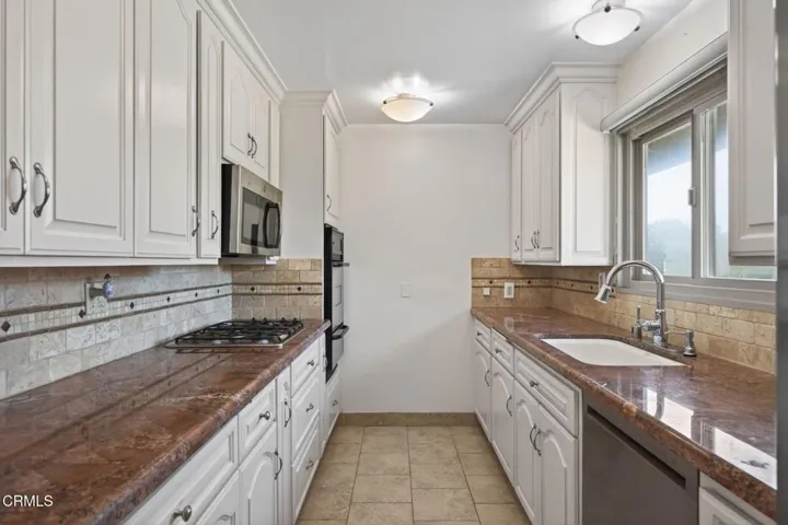 15-web-or-mls-UpmarketMedia-2273Cam-035