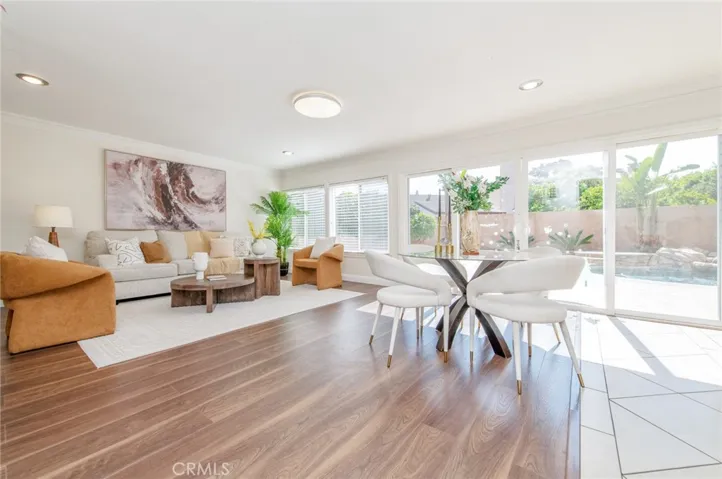 Family Room- breakfast area