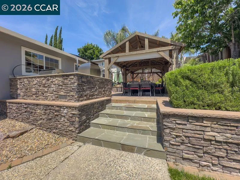 Custom Stone Walls & Steps