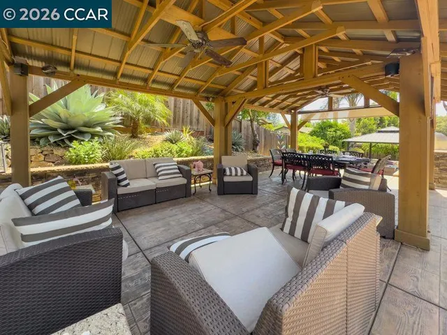 Ample Space to Dine & Lounge