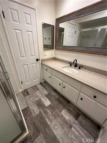 Upstairs front ensuite bath