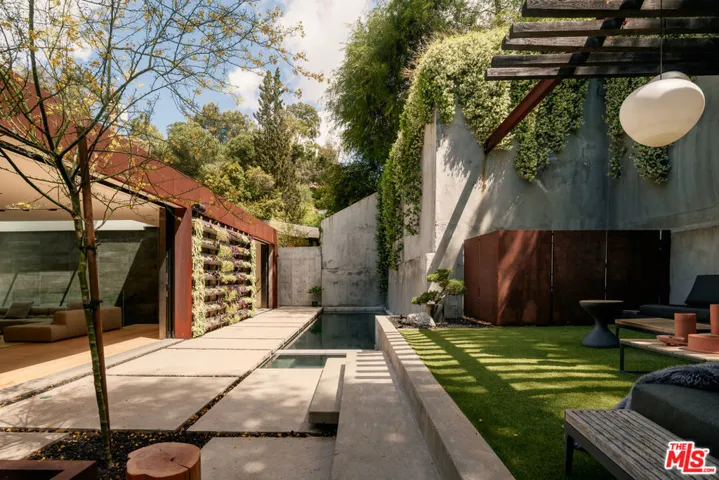 8050 Willow Glen Road, Los Angeles, California 90046