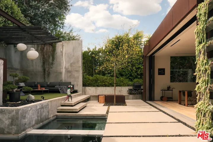 8050 Willow Glen Road, Los Angeles, California 90046