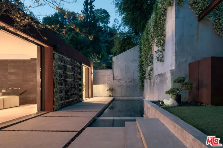 8050 Willow Glen Road, Los Angeles, California 90046