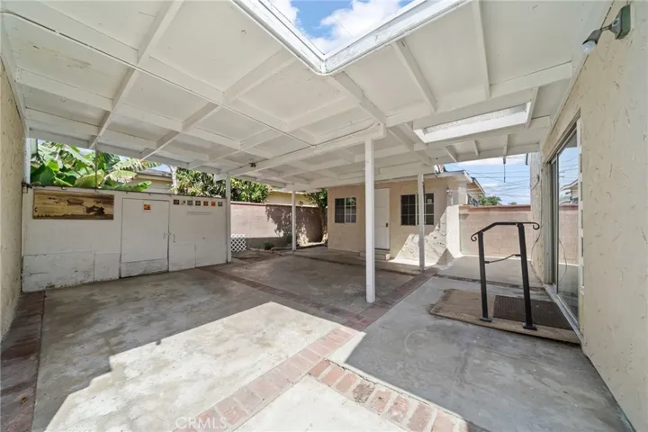 Covered patio ideal for enteraining