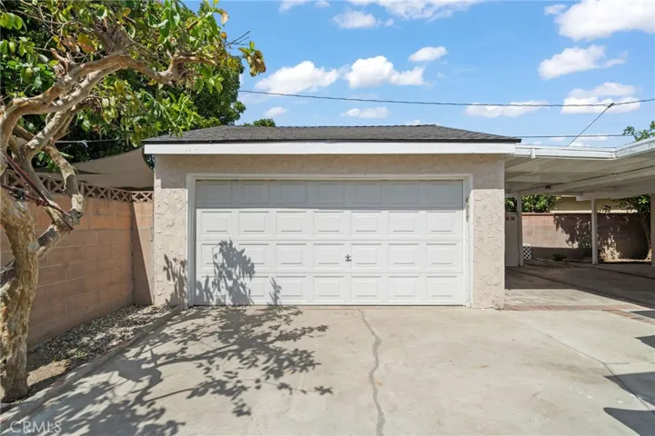 Detached 2-car garage
