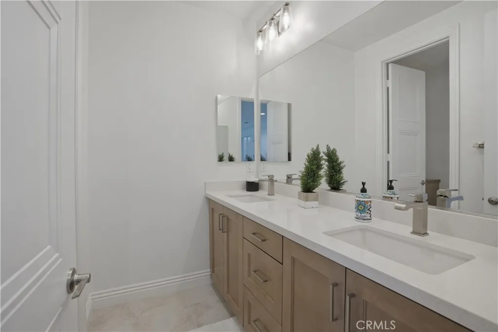 Upstairs bathroom with shower/tub