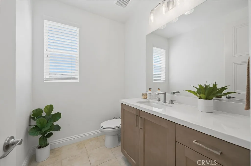 Guest 1/2 bath