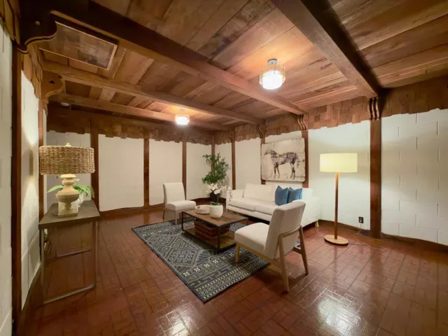 3057 South Court, Palo Alto, California 94306
