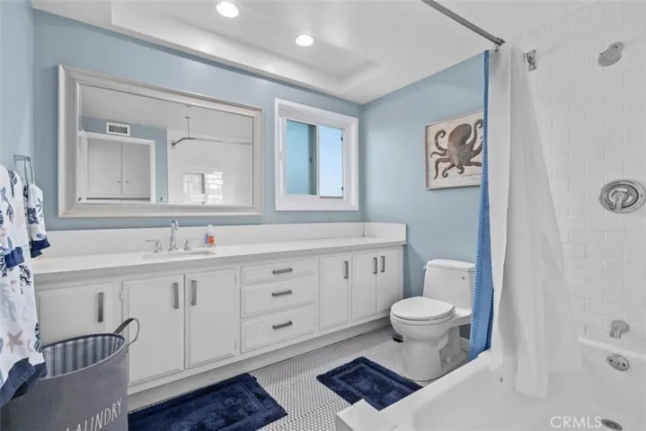 Upstairs hallway bath
