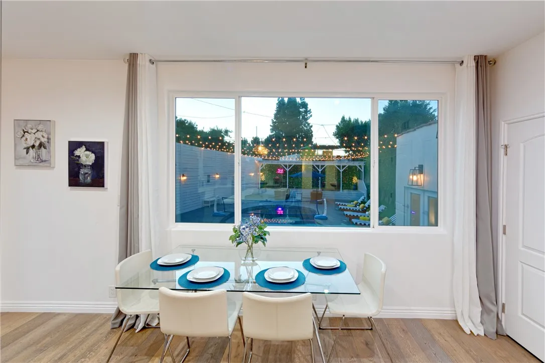 KITCHEN/DINING AREA
