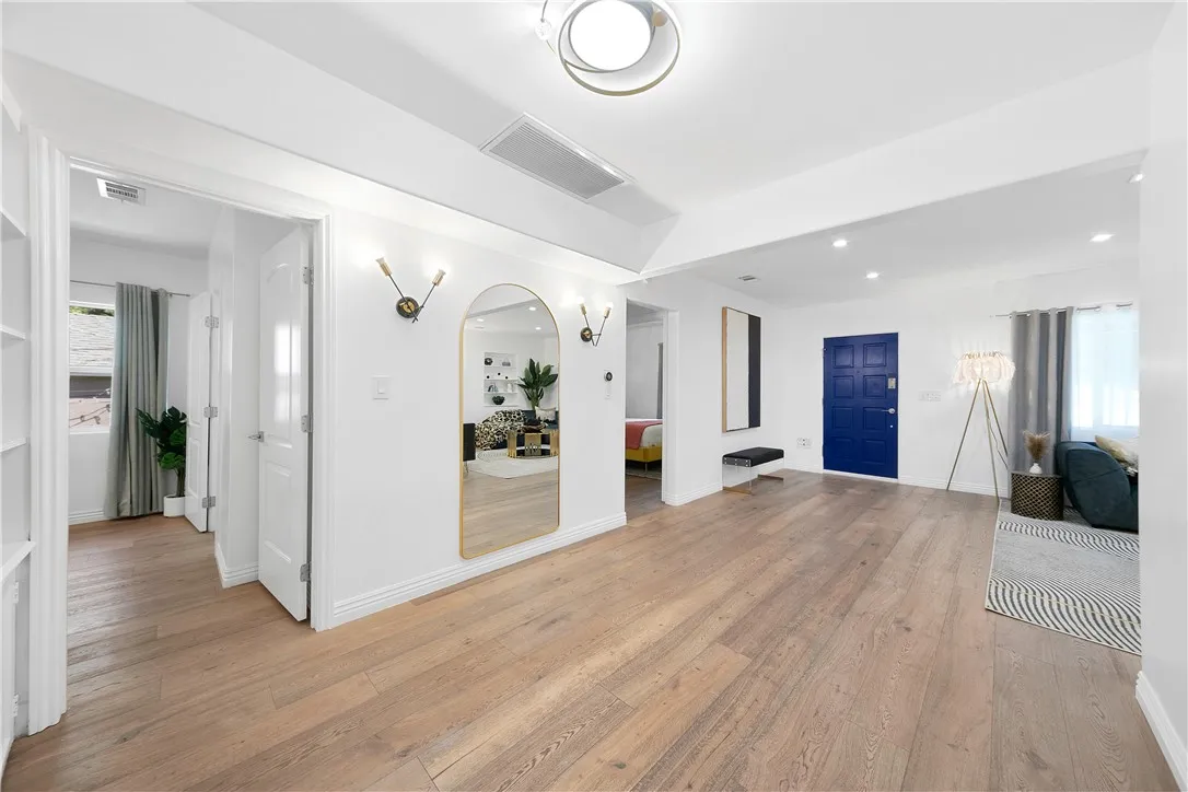 HALLWAY/ENTRANCE