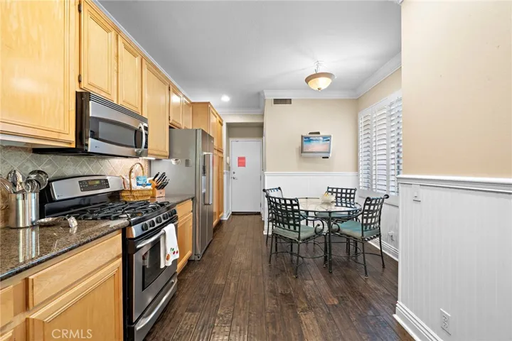 Kitchen w Bkfst Nook, Hardwood Flooring, Stainless Appliances, Plantation Shutters.