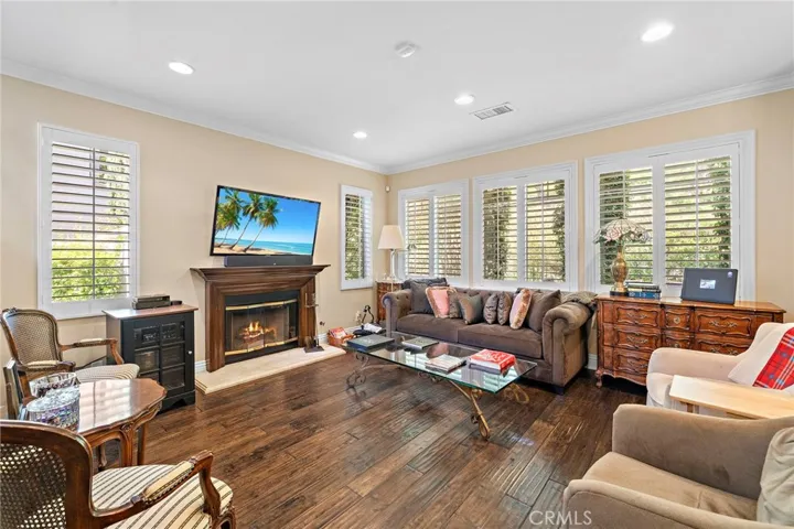 Living Room w Fireplace & Hardwood Flooring