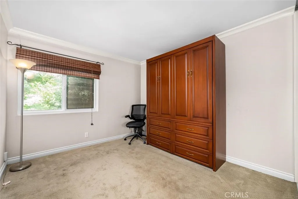 Large secondary bedroom.