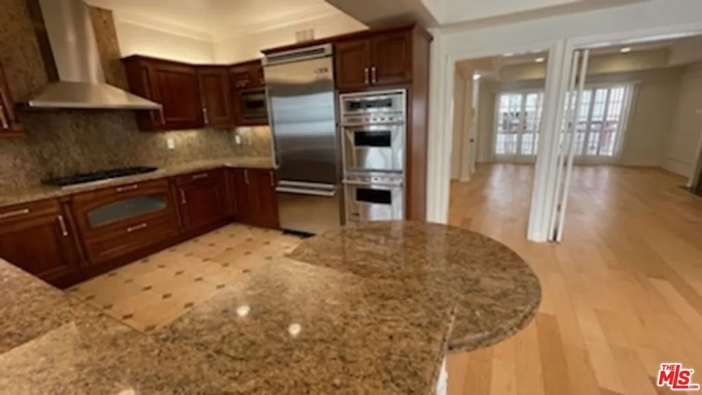 Double Ovens in Kitchen.