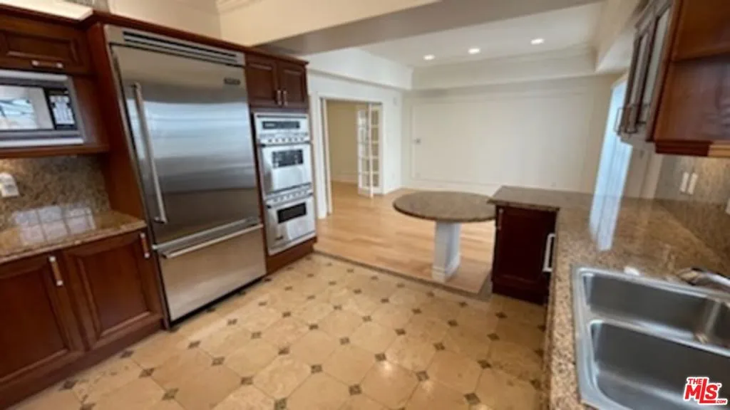 Enough room for two cooks in t